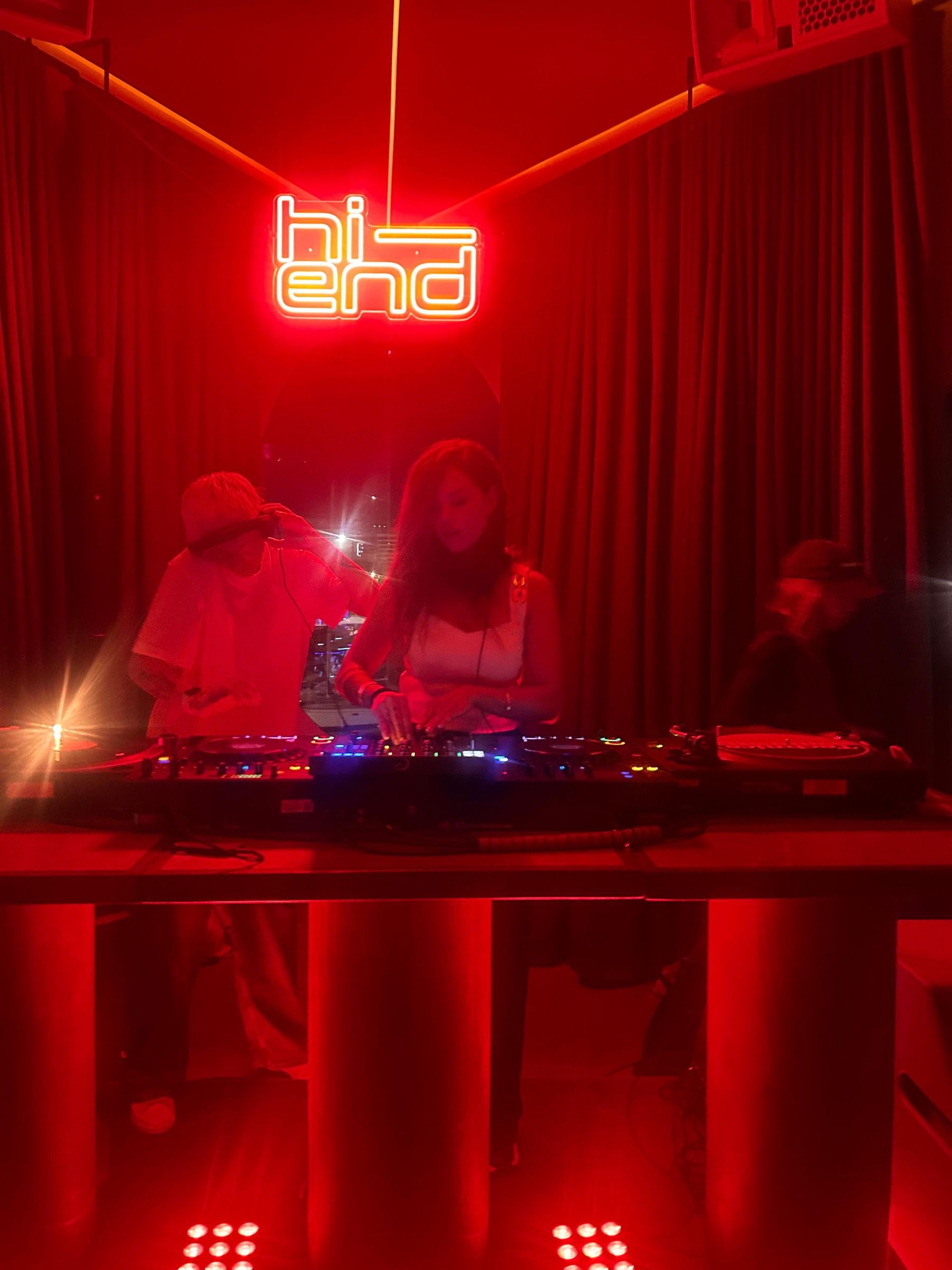 Orlean B a los mandos en la cabina de Hi-End de noche