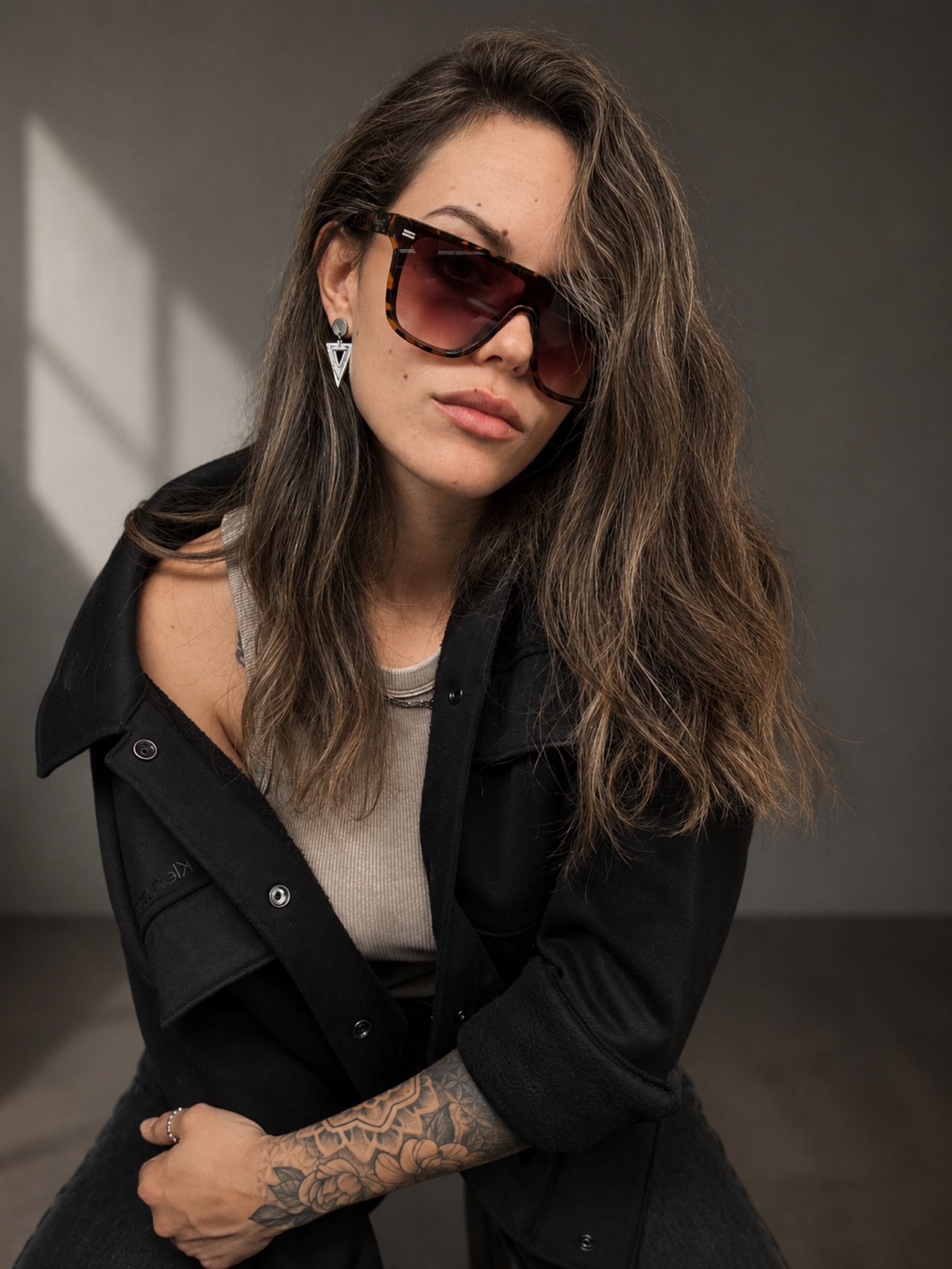 Orlean B con gafas de sol y chaqueta negra