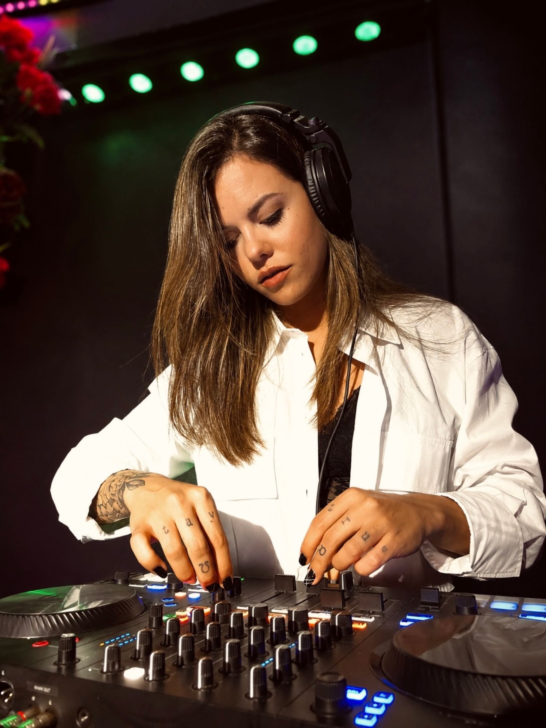 Orlean B mezclando en un controlador DJ